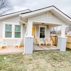 Downtown Charm - 2BR, Private Backyard