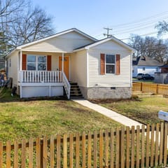 Trendy Downtown Cottage - 3BR, Pets Welcome!