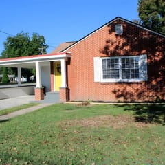 Corner Cottage - 2BR, Close to Lake, Restaurants!