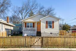 Trendy Downtown Cottage - 3BR, Pets Welcome!