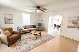 Clean & Cozy! 2BR, Pets welcome!