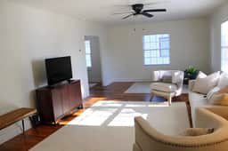 Corner Cottage - 2BR, Close to Lake, Restaurants!