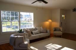 Corner Cottage - 2BR, Close to Lake, Restaurants!