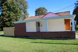 Corner Cottage - 2BR, Close to Lake, Restaurants!
