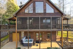 Lazy Bear Lodge - 3BR, Creekside Retreat