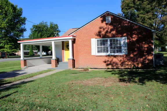 Corner Cottage - 2BR, Close to Lake, Restaurants! - Image 1