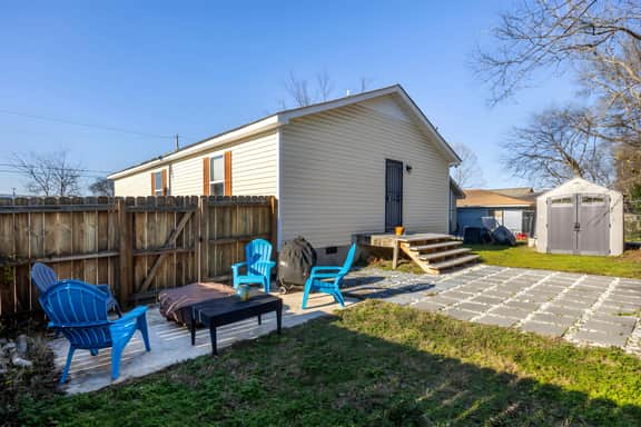 Trendy Downtown Cottage - 3BR, Pets Welcome!
