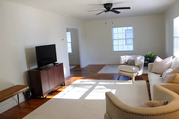 Corner Cottage - 2BR, Close to Lake, Restaurants!