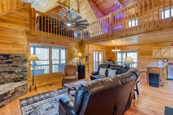 Lazy Bear Lodge - 3BR, Creekside Retreat