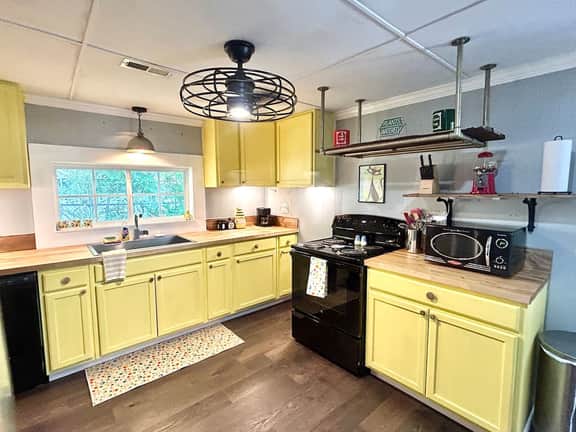*New* Laid Back on Lee Ave | Cozy 2BR Retreat