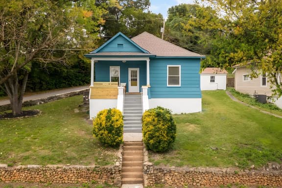 North Chatt Blue Bungalow - 2BR, Pet Friendly, Minutes to Downtown!