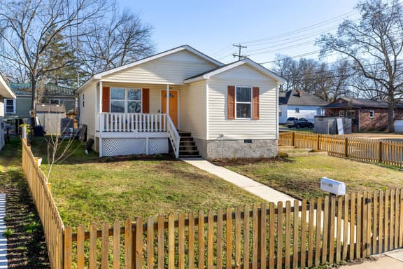 Trendy Downtown Cottage - 3BR, Pets Welcome!