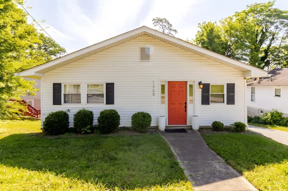 Kid-friendly 3/2 Home, 3 Mins to Downtown + Deck